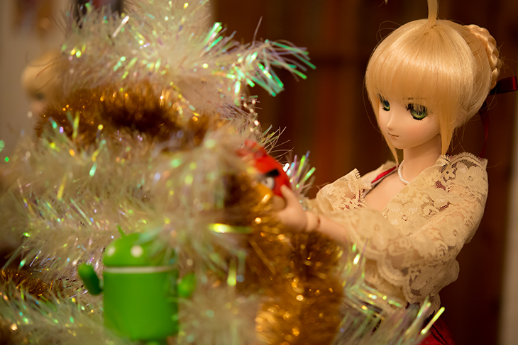 Saber's decorating the Christmas tree. Android. Angry Birds. Dollfie Dream.